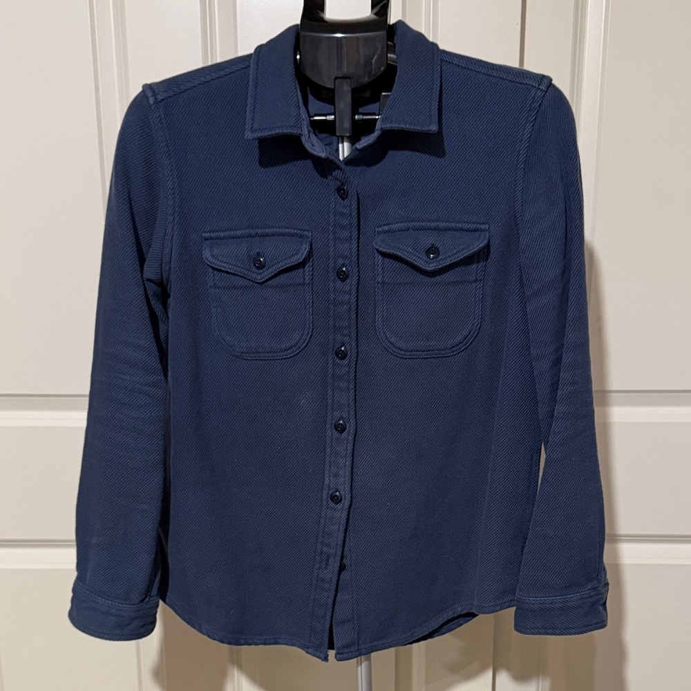 Outerknown Women’s Navy Blue Blanket shirt
XS/S EUC